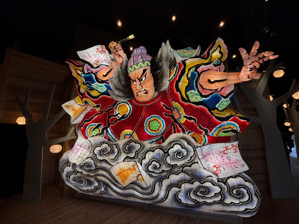青森屋の館内に展示された、刀を構える武者をかたどったねぶた