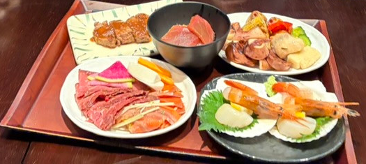 青森屋での食事。トレーに並ぶ料理