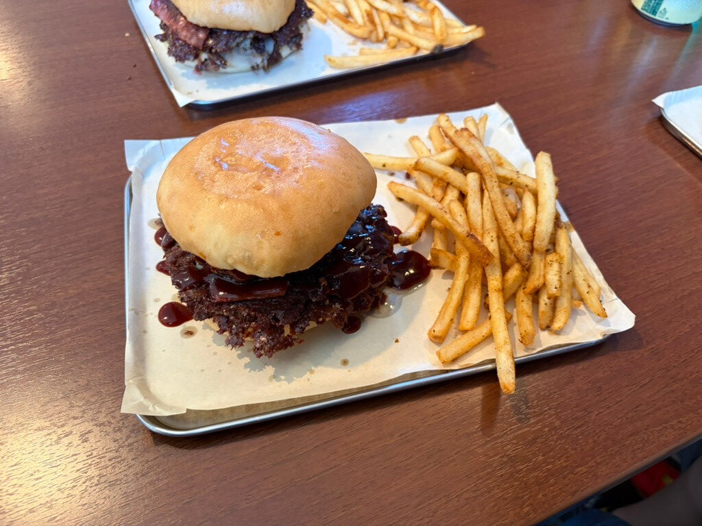 BIG BAD BURGERのバーガーと、トレーに添えられたフライドポテト