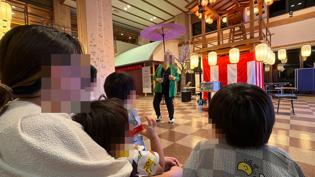 紫色の傘を使ったコメディパフォーマンス