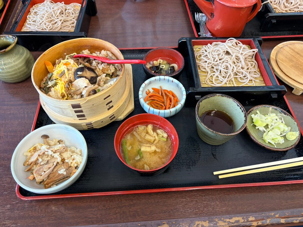 安達太良サービスエリアでの昼食。ご飯やそば、汁物などが並ぶ食卓