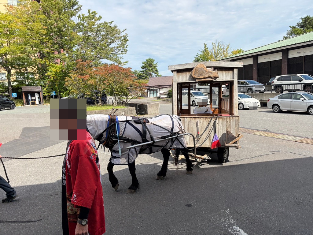 青森屋で体験した馬車。人物の顔と車のナンバーはモザイク加工済み